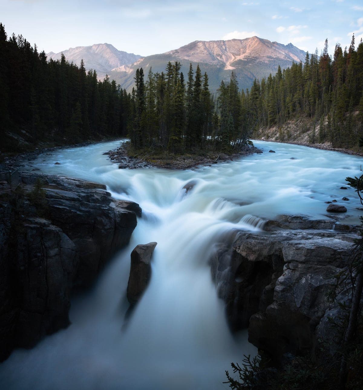  fotografía de la hora dorada de sunwapta falls